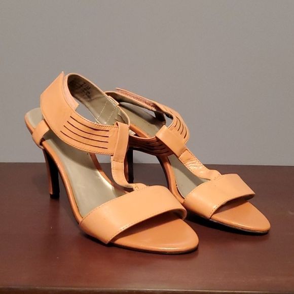 🌟 CLEARANCE Franco Carrolli leather pump size 7.5 - Picture 1 of 13